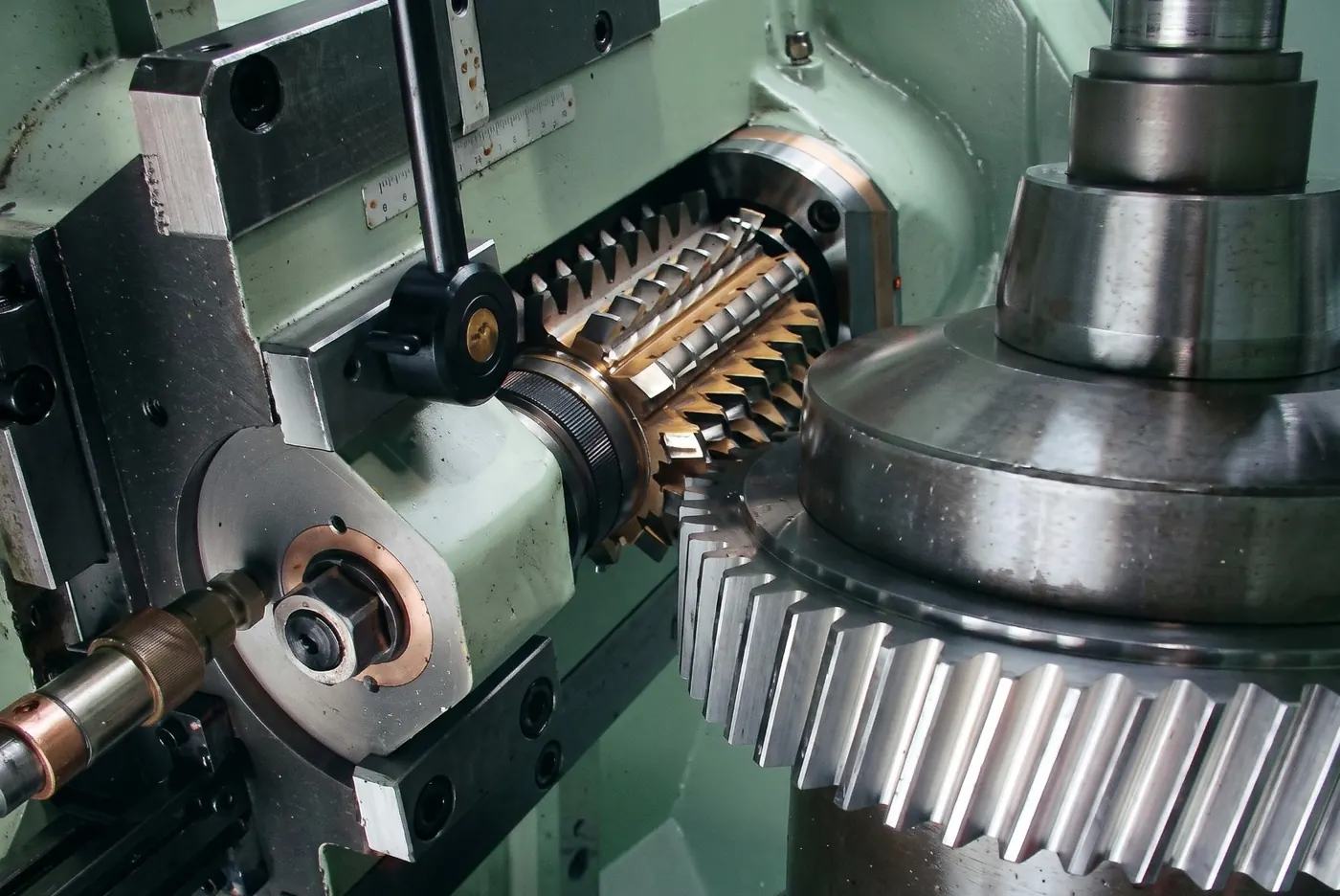 Illustration — gear hobbing on a gear cutting machine.